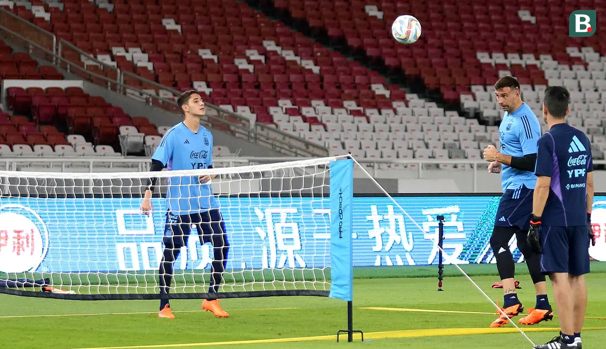 <p>Penjaga gawang Timnas Argentina, Emiliano Martinez melakukan latihan menjelang laga FIFA Matchday melawan Timnas Indonesia di Stadion Utama Gelora Bung Karno (SUGBK), Jakarta, Minggu (18/06/2023). (Bola.com/Bagaskara Lazuardi)</p>