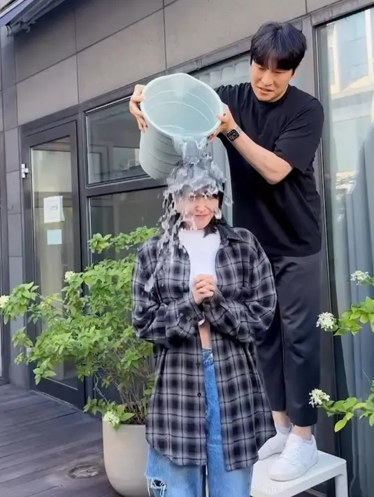 <p>"Saya dinominasikan oleh Sean dan memutuskan untuk mengambil bagian dalam Ice Bucket Challenge untuk tahun 2023. Saya menerima kabar baik bahwa pembangunan rumah sakit pertama untuk penyakit Lou Gehrig di Korea akan dimulai tahun ini." kata IU. (Foto: Instagram/ dlwlrma)</p>