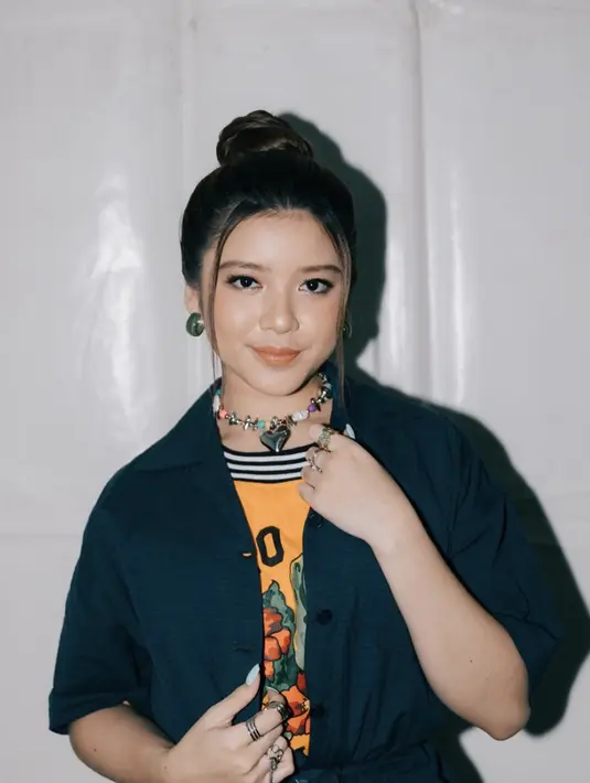 Aksi memadukan bright color pada style yang dikenakan serta permainan aksesori yang menanjikan mampu optimalkan gaya Tiara Andini yang begitu statement. [Foto: Instagram/ Tiara Andini]