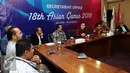 Ketua KOI, Erick Thohir (tengah) memberikan keterangan di gedung KOI, Jakarta, Jumat (15/1/2016). Erick berharap olahraga di Indonesia tetap terus berjalan dan tidak terpengaruh apapun. (Liputan6.com/Helmi Fithriansyah)