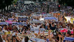 Para suporter Real Madrid berkumpul di Cibeles square menunggu kedatangan para pemain Real Madrid usai meraih gelar Liga Champions di Madrid, Spanyol (4/6). Gelar Liga Champions ini merupakan yang ke-12 bagi Real Madrid. (AP Photo / Paul White)
