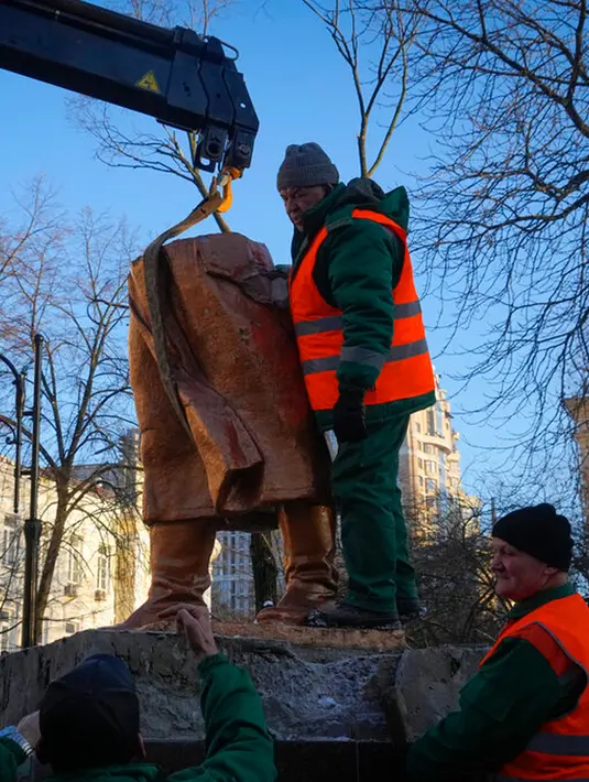 Pekerja kota membongkar monumen era Soviet untuk pilot Rusia Valery Chkalov di Kyiv, Ukraina, 8 Februari 2023. Ukraina mempercepat upaya untuk menghapus sisa-sisa pengaruh Soviet dan Rusia selama berabad-abad dari ruang publik dengan merobohkan monumen dan mengganti nama ratusan jalan untuk menghormati seniman, penyair, kepala militer, dan pemimpin kemerdekaan yang tumbuh di dalam negeri. (AP Photo/Efrem Lukatsky)
