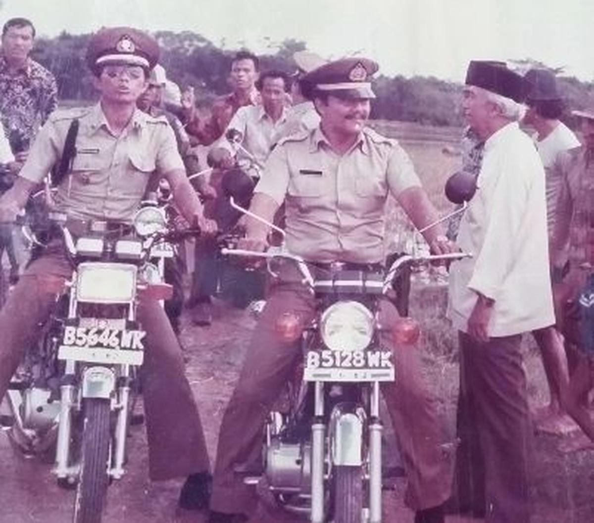 Foto Nanan mengendarai motor ini dikatakan diambil pada tahun 1978. "Nemu foto 1978 jaman KAPOLSEK SEPATAN TANGERANG," tulisnya dalam keterangan foto. <br>