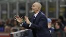 Pelatih Inter Milan, Stefano Pioli memberikan arahan kepada anak asuhnya saat melawan Chievo pada lanjutan Serie A di San Siro stadium, Milan, (14/1/2017). Inter menang 3-1. (AP/Luca Bruno)