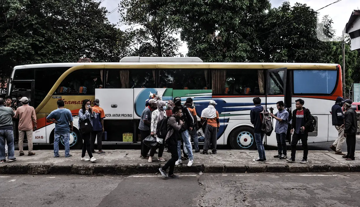 Suasana penumpang bus antarkota antarprovinsi (AKAP) saat tiba di Terminal Kampung Rambutan, Jakarta, Minggu (3/1/2021). Berdasarkan data Dishub Terminal Kampung Rambutan per tanggal 2 Januari 2021 jumlah penumpang bus yang tiba di Jakarta sebanyak 34.220 penumpang. (merdeka.com/Iqbal S. Nugroho)