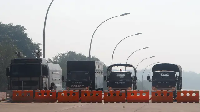 Militer Myanmar Kerahkan Kendaraan Lapis Baja Blokir Jalan Menuju Gedung Parlemen