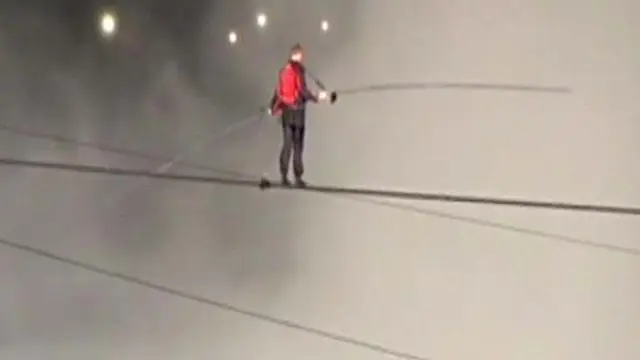Jendela Dunia, Aksi Nekat Seberangi Niagara Tanpa Pengaman
