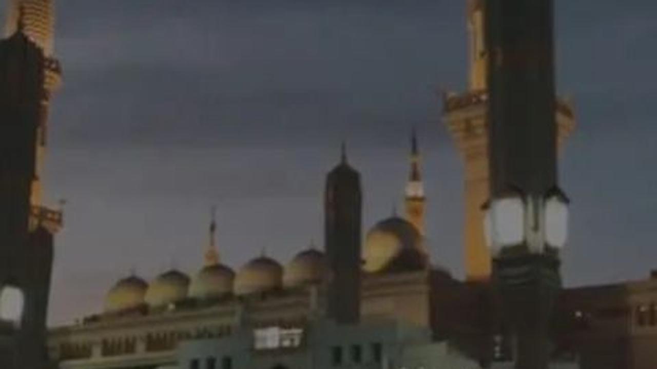 Potret Darma juga menunjukkan kekagumannya terhadap keindahan Masjid Nabawi di Madinah.