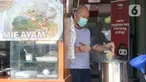 Megah Putra Perkasa membuat mie ayam  di Indonesia di Kios Granada  Koncana Loka, BSD City, Tangerang Selatan, Banten, Rabu (12/8/2020). (merdeka.com/Dwi Narwoko)
