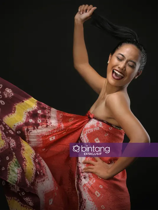 Seiring berjalannya waktu, orangtua pemeran Indri dalam film bangkit itu yang awalnya menentang mulai luluh. Mulai hadir saat sedang ada gala premiere film putrinya. Begitu juga saat putrinya pentas, Orangtua juga mau nonton. (Deki Prayoga/Bintang.com)