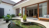 10 Desain Kolam Ikan Ramah Anak di Rumah Minimalis, Anak Jadi Anteng dan Aman