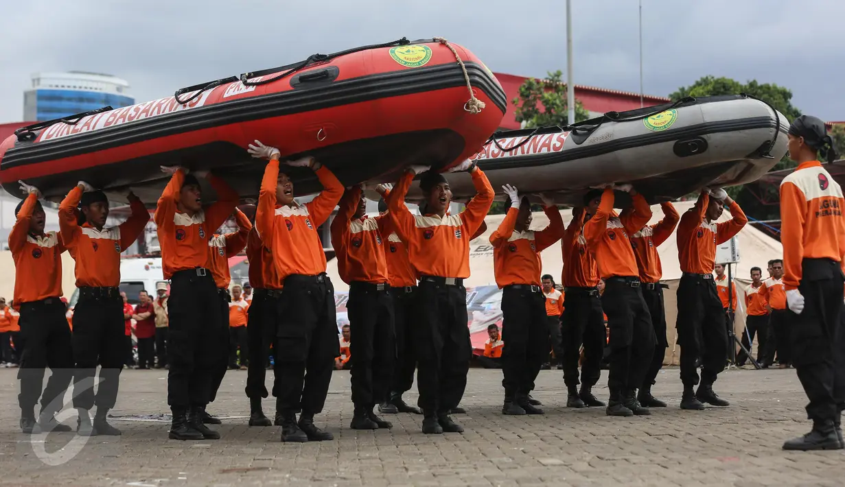 Sejumlah anggota Badan Penanggulangan Bencana (Baguna) PDI Perjuangan saat melakukan latihan seusai penutupan Rakernas I PDI-Perjuangan di Jakarta, Selasa (12/1). (Liputan6.com/Faizal Fanani)
