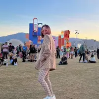 Bunga Citra Lestari alias BCL menikmati momen Coachella 2022 dengan setelan vintage dari Gucci (Foto: Instagram: @bclsinclair) 