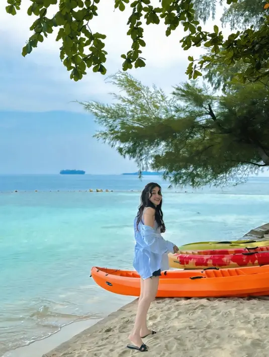 Penampilan Ayu Ting Ting saat liburan di pulau tentu tak luput dari sorotan. Meski pilihan busananya simple, ibu satu anak itu tetap terlihat menawan.  [@ayutingting92].