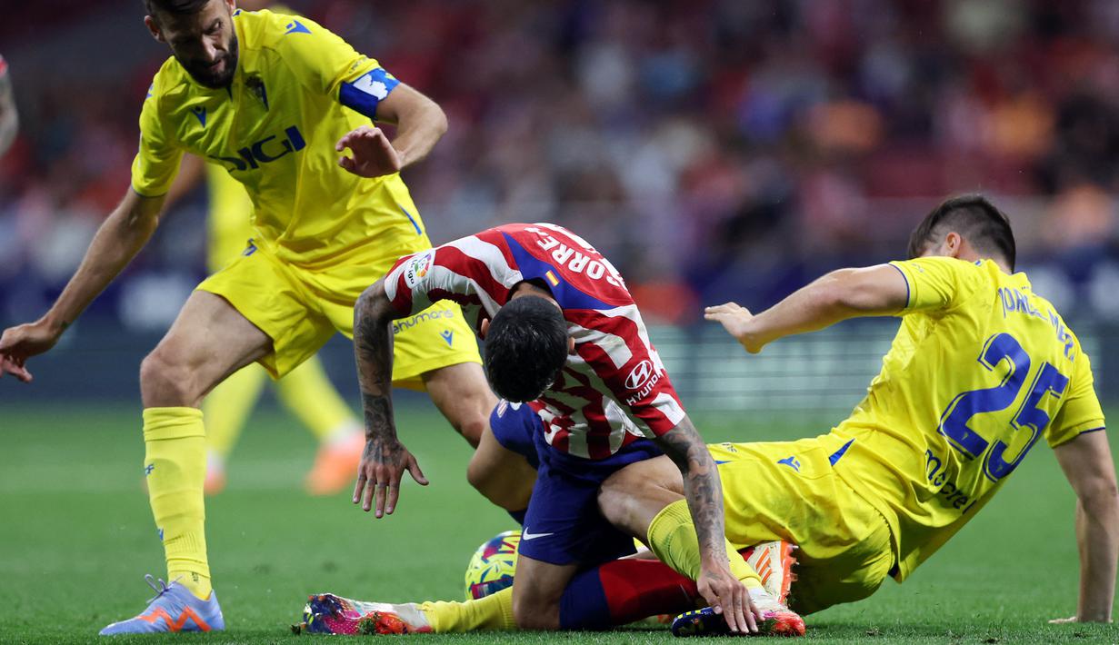 Atletico Madrid menang telak setelah melibas Cadiz dengan skor 5-1. (Photo by Pierre-Philippe MARCOU / AFP)