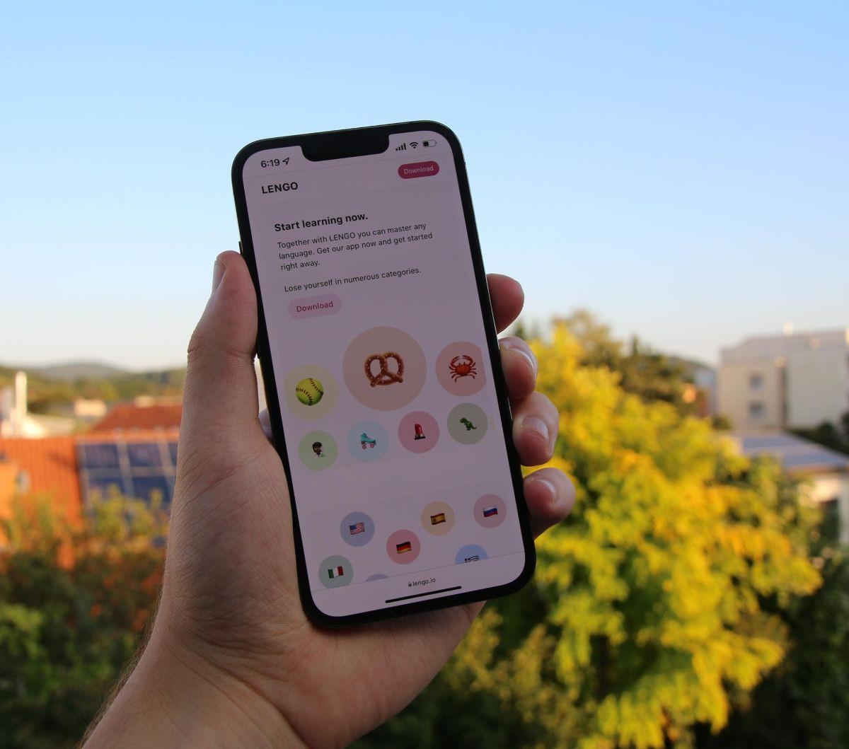 Lantas, kenapa ia membandingkan iPhone 13 dengan 15, bukan iPhone 14? Karena, kata dia,&nbsp; iPhone 14 dianggap tidak memiliki peningkatan yang signifikan dari iPhone 13.