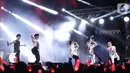Penampilan boyband Korea, iKON pada festival musik GUDFEST 2019 hari pertama di Helipad Parking Ground, Senayan, Sabtu (2/11/2019). iKon tampil energik selama 40 menit dengan membawakan lagu-lagu hits milik mereka. (Fimela.com/Bambang E. Ros)