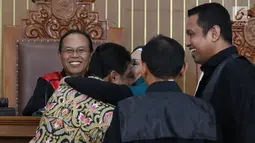 Terdakwa kasus penyebaran berita bohong atau hoaks Ratna Sarumpaet (tengah) memeluk Presiden KSPI Said Iqbal dalam sidang lanjutan di PN Jakarta Selatan, Selasa (9/4). Said Iqbal dimintai keterangan oleh jaksa mengenai aksi penganiayaan yang direkayasa Ratna Sarumpet. (Liputan6.com/ImmanuelAntonius)