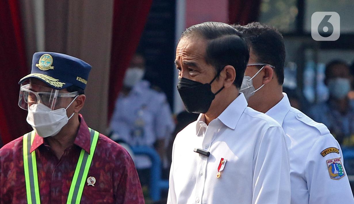 Presiden Joko Widodo atau Jokowi (tengah) didampingi Menteri Perhubungan Budi Karya Sumadi (kiri) dan Gubernur DKI Jakarta Anies Baswedan (kanan) meninjau vaksinasi COVID-19 massal pelaku transportasi di Terminal Kampung Rambutan, Jakarta, Kamis (10/6/2021). (Liputan6.com/Herman Zakharia)