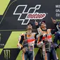 Selebrasi unik ala pebalap Marc Marquez (tengah),  Dani Pedrosa (kiri) dan Maverick Vinales (kanan) saat berada pada podium usai balapan  MotoGP Republik Ceska di Sirkuit Brno, (6/8/2017). (AP/Petr David Josek)