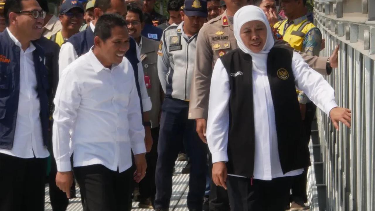 Terkait keberangkatan Ganjar ke Surabaya, Djarot menjelaskan sebenarnya mantan Gubernur Jawa Tengah itu tidak wajib hadir dalam penutupan Rakernas.<br>