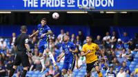 Chelsea's Christian Pulisic (left), jumps to win the ball in the match against Wolverhampton at Stamford Bridge Stadium, Saturday (7/5/2022) night WIB.  (AP Photo/Frank Augstein)