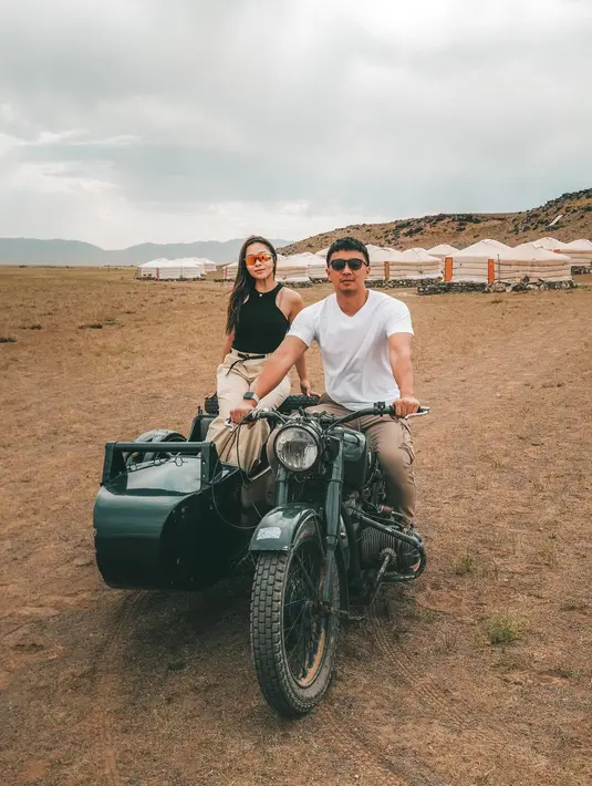Momen lain memperlihatkan potret mereka dengan gaya sporty warna netral. Nikita dengan tank top dan jogger pants, Indra dengan kaus dan jogger pants senada. [@indpriw]