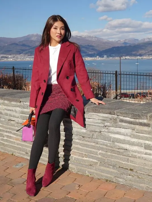 Dominasi warna merah pada busana Sarwendah ini membuat penampilannya semakin merona. Mulai dari mini skirt, long coat dan ankle boots yangketiga berwarna merah. Selain itu Sarwendah memadukan dengan stocking hitam. (Instagram/sarwendah29)