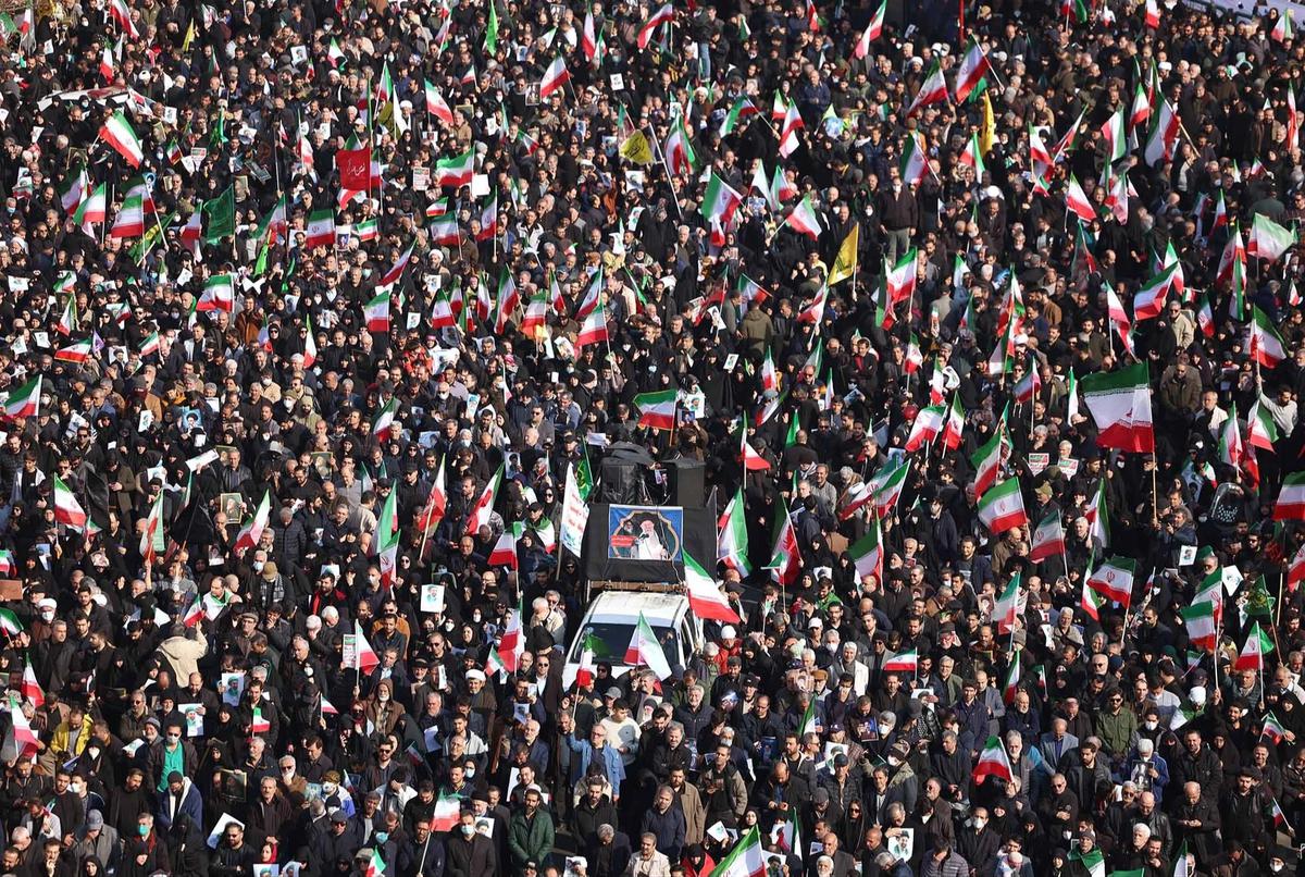 FOTO: Ribuan Warga Iran Turun ke Jalan Dukung Mojtaba Khamenei