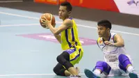 Pemain Satya Wacana Salatiga, Budi Sucipto (kiri) berebut bola dengan pemain Satria Muda Pertamina, Audy Bagastyo, dalam lanjutan laga IBL seri pertama di Hall A, Jakarta, Kamis (14/1/2016). (Bola.com/Nicklas Hanoatubun)