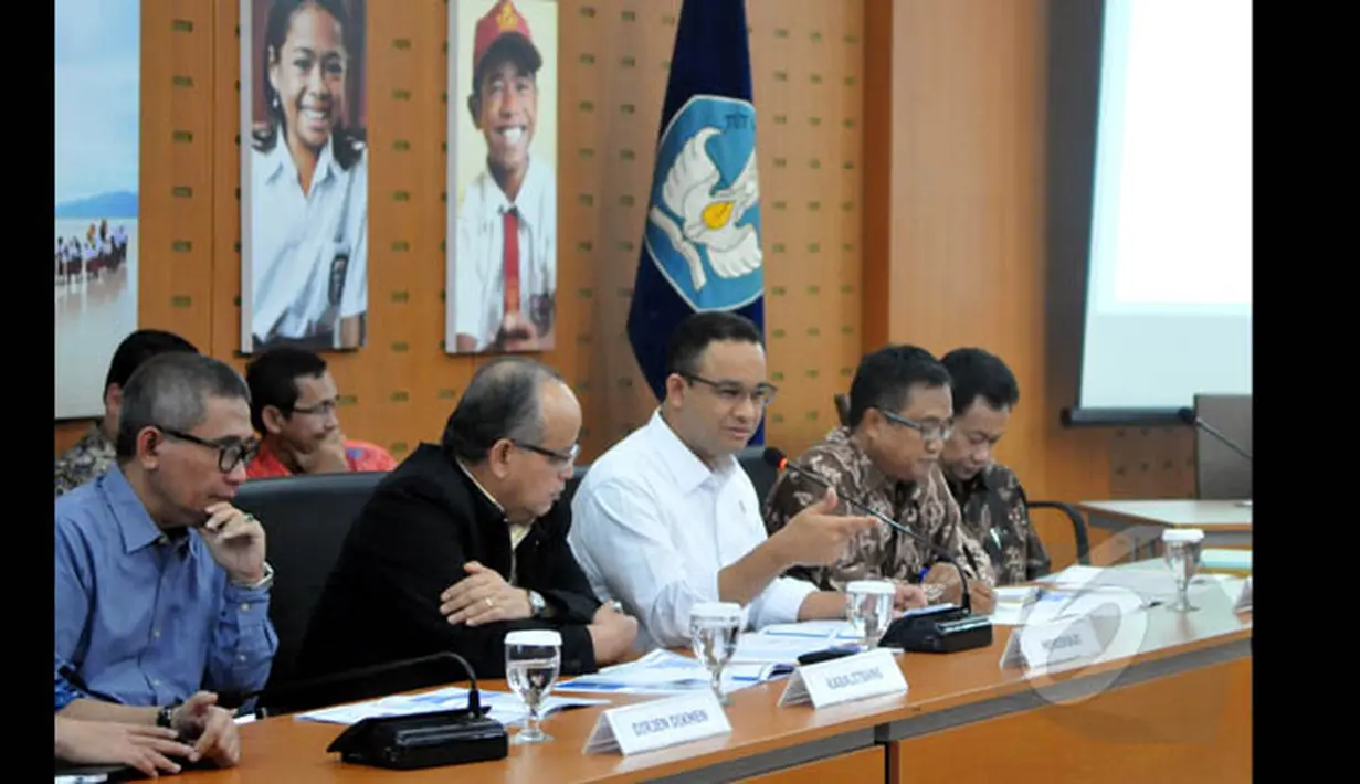 Mendikbud Anies Baswedan (tengah) memberikan penjelasan tentang Pelaksanaan Ujian Negara Tahun Ajaran 2015 di Gedung Ki Hajar Dewantara Kementerian, Jakarta, Jumat (23/1). (Liputan6.com/Panji Diksana)