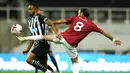 Gelandang Manchester United, Juan Mata, berebut bola dengan pemain Newcastle United, Callum Wilson, pada laga Liga Inggris di Stadion St. James' Park, Minggu (18/10/2020). MU menang telak dengan skor 4-1. (Owen Humpreys/PA via AP)