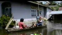 Ratusan penumpang Lion Air mengamuk akibat tertunda 4 jam hingga banjir 4 hari melanda sejumlah wilayah di Riau.