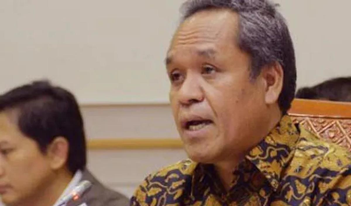 "Tapi kalau itu bagian pelayanan, mestinya tidak boleh ada lagi masa berlaku SIM, harus seumur hidup. Kalau setiap lima tahun, ini ya itu kan alat cari duit,"