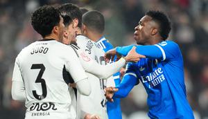 Vinicius Junior dari Real Madrid berdebat dengan para pemain Albacete pada laga babak 16 besar Copa del Rey antara Albacete dan Real Madrid, di Albacete, Spanyol, Kamis, 15 Januari 2026. (AP Photo/Jose Breton)