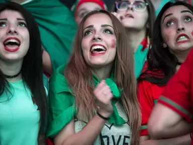 Fans cantik Portugal terlihat kegirangan saat timnya mencetak gol ke gawang Wales pada semi-final Piala Eropa 2016 di Fans Zone Champ de Mars,  Paris, Kamis  (7/7/2016) dini hari WIB. (AFP/Geofroy Van Der Hasselt)