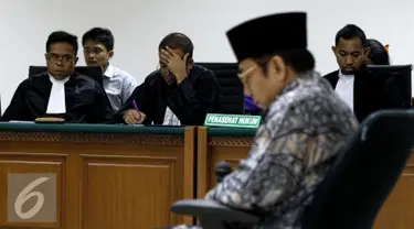 Mantan Sekjen Kementerian ESDM, Waryono Karno mendengarkan tuntutan Penuntut umum KPK di Pengadilan Tipikor, Jakarta, Rabu (26/8/2015). Waryono dituntut 9 tahun penjara dan denda sebesar Rp200 juta subsidair 6 bulan kurungan. (Liputan6.com/Yoppy Renato)