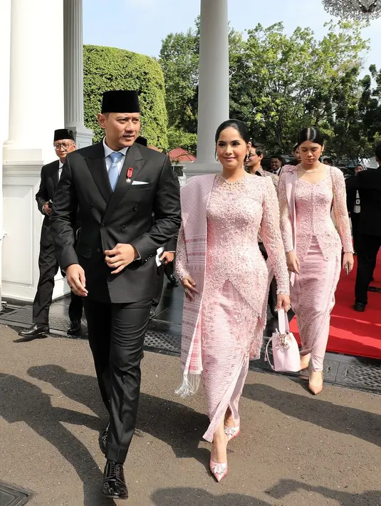 Kebayanya hadir dengan detail round neck dan dihiasi payetan yang mewah. Kebayanya dilengkapi dengan songket untuk bawahan dan selendang.   [@ruby_26].