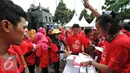 Peserta melakukan registrasi sebelum mengikuti senam bersama yang digelar Persani di Plaza Selatan Gelora Bung Karno (GBK), Minggu (5/2). Acara ini digelar untuk mensosialisasikan senam kepada masyarakat Indonesia. (Liputan6.com/Yoppy Renato)