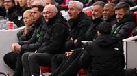 Manajer Liverpool Legends, Sven-Goran Eriksson (3L), Manajer Liverpool Legends, Ian Rush (C), Manajer Liverpool Legends, John Aldridge, dan Manajer Liverpool Legends, John Barnes (3R), duduk di bangku cadangan selama pertandingan Legends antara Liverpool Legends dan Ajax Legends di Anfield di Liverpool, barat laut Inggris pada 23 Maret 2024. (Oli SCARFF/AFP)