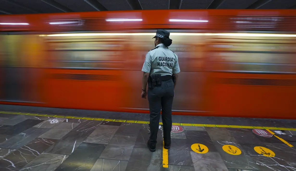 Seorang anggota Garda Nasional Meksiko berjaga di stasiun kereta bawah tanah kota di Mexico City, Kamis (12/1/2023). Wali Kota Mexico City mengatakan lebih dari 6 ribu petugas Garda Nasional akan ditempatkan di sistem kereta bawah tanah kota setelah serangkaian kecelakaan yang menurut para pejabat bisa jadi karena sabotase. (AP Photo/Fernando Llano)
