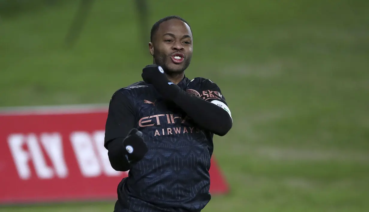 Gelandang Manchester City, Raheem Sterling berselebras usai mencetak gol ke gawang Swansea City pada laga perdelapan final Piala FA di di Liberty Stadium di Swansea, Wales, Kamis (11/2/2021).  Kemenangan ini membuat City lolos ke perempat final Piala FA. (Nick Potts/PA via AP)