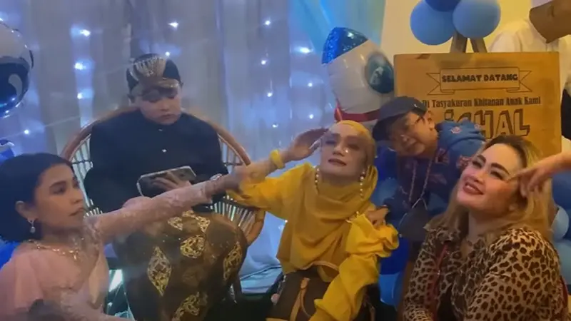 Sempat Rebutan Hak Asuh, Ini 5 Momen Daus Mini Rayakan Khitan Anak Bareng Mantan Istri