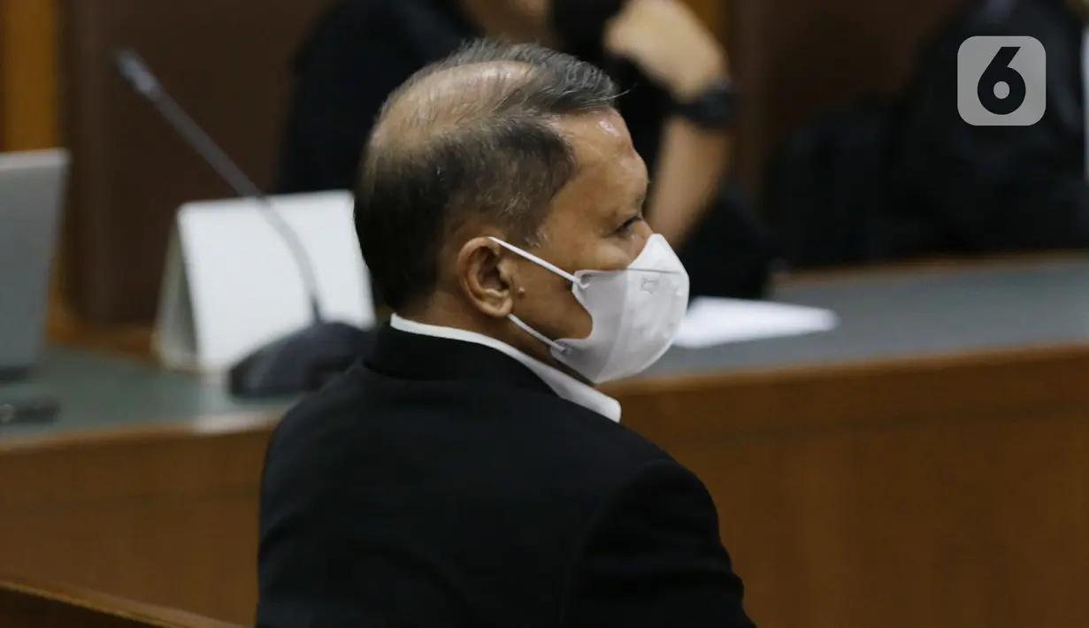 Mantan Dirut PT Pelindo II, Richard Joost Lino saat sidang pembacaan putusan kasus dugaan korupsi pengadaan tiga unit QCC di PT Pelindo II pada tahun 2010, Pengadilan Tipikor, Jakarta, Selasa (14/12/2021). RJ Lino divonis empat tahun penjara dan denda Rp500 juta. (Liputan6.com/Helmi Fithriansyah)