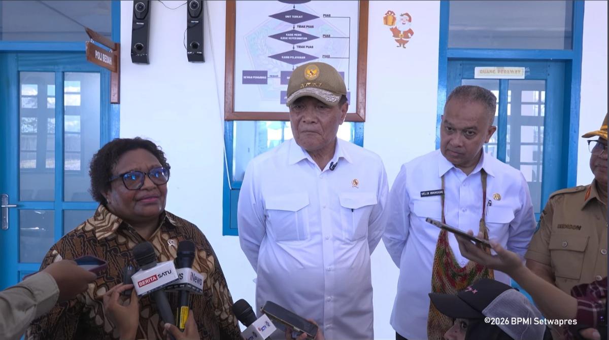 Wamendagri Ribka Haluk mendampingi Wapres Gibran Rakabuming Raka kunjungan kerja ke sejumlah wilayah di Tanah Papua