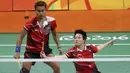 Ganda campuran Indonesia, Tantowi Ahmad/Liliyana, mengalahkan ganda campuran Australia, Robin Middleton/Leanne Choo, dengan skor 21-7 dan 21-8 pada laga Olimpiade Rio de Janeiro di Brasil, Kamis (11/8/2016). (Reuters/Marcelo Del Pozo)