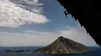Peserta dalam Festival Mendaki tahunan 2019 di pulau Kalymnos (4/10/2019). Pemandangan yang menakjubkan dan kondisi cuaca yang bagus menjadikan pulau Kalymnos di Yunani sebagai tujuan utama bagi pemanjat tebing internasional dari semua tingkatan dengan lebih dari 2500 rute pendakian. (AFP Photo/Aris