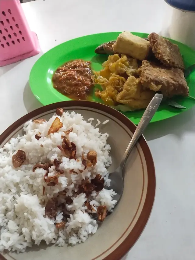 Enggal Laras Nasi Uduk