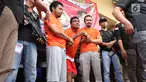 Pelaku pembunuhan di Diskotek Bandara, Kebon Jeruk dihadirkan dalam konferensi pers di Polres Metro Jakarta Barat, Selasa (20/11). Ketiga tersangka bernama Bobby, Berto dan Franky ditangkap di kawasan Jakarta dan Bangka Belitung. (Merdeka.com/Imam Buhori)