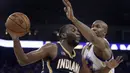 Pemain Indiana Pacers, Al Jefferson (kiri) mencoba melewati pemain  Warriors, David West pada laga NBA Oracle Arena,Oakland, California, (5/12/2016). (AP/Ben Margot)